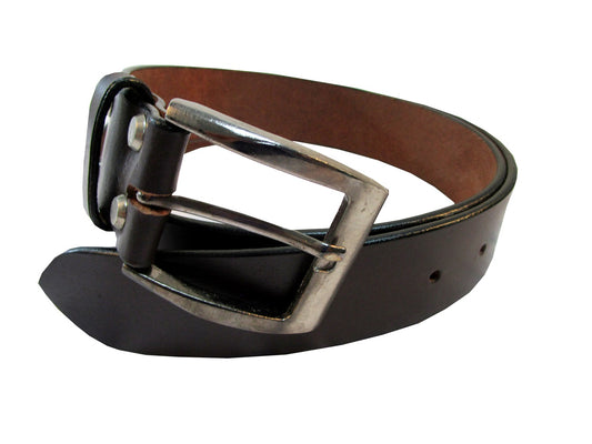 Side view of brown plain leather belt, designed for men and women, offering a versatile unisex belt for casual wear, work settings, or formal occasions.