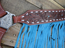 Caballo de cuero con puntada de caballo con flecos azules y cuello de pecho occidental